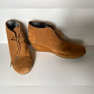 Toms~Cognac~Suede~Pleated Toe~Lace Up~Blanket Lined~Desert Wedge Bootie~Size W8